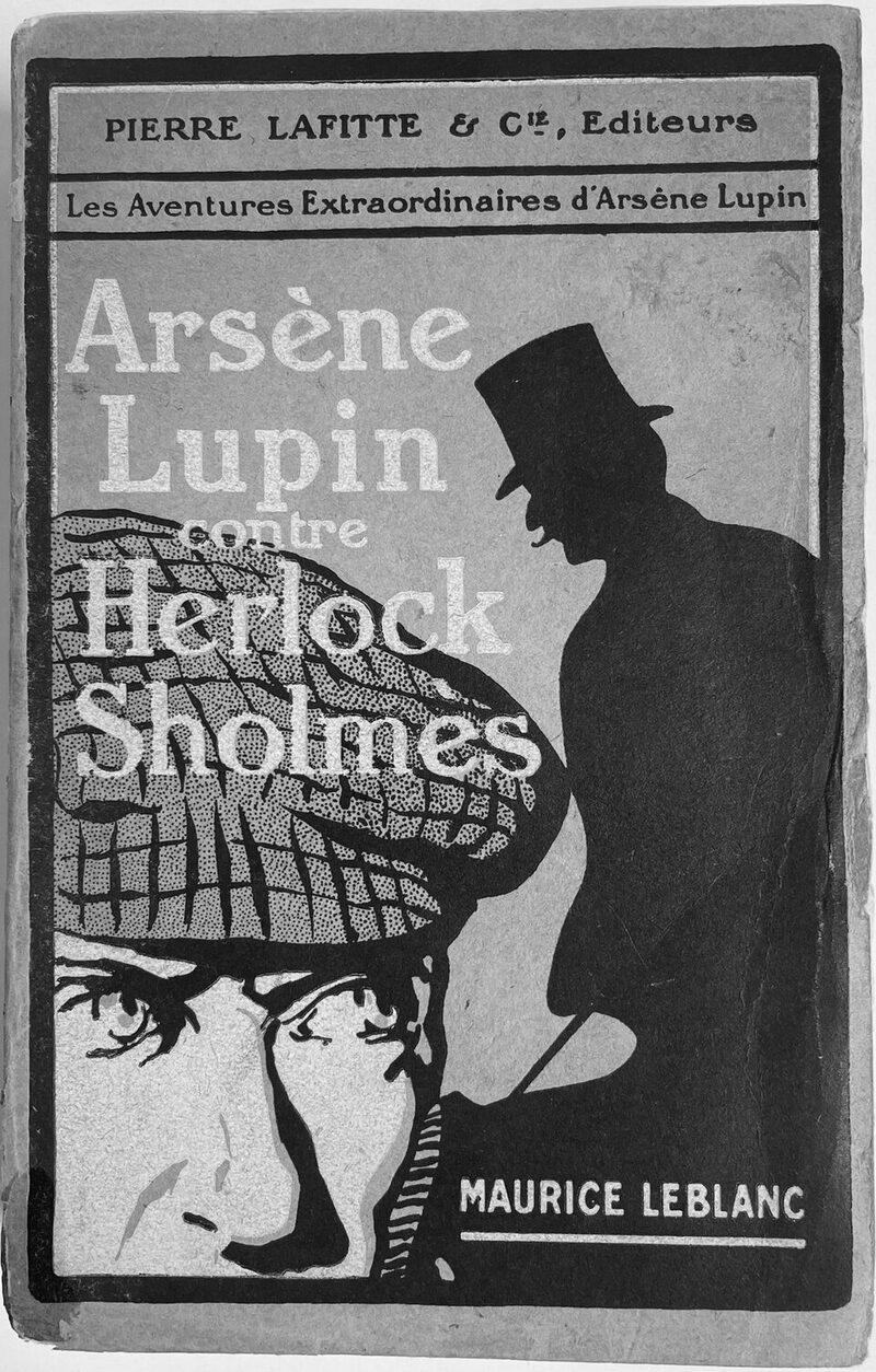 Couverture illustrée : le visage d'un détective en casquette à double visière, et derrière lui la silhouette d'un homme en haut-de-forme.