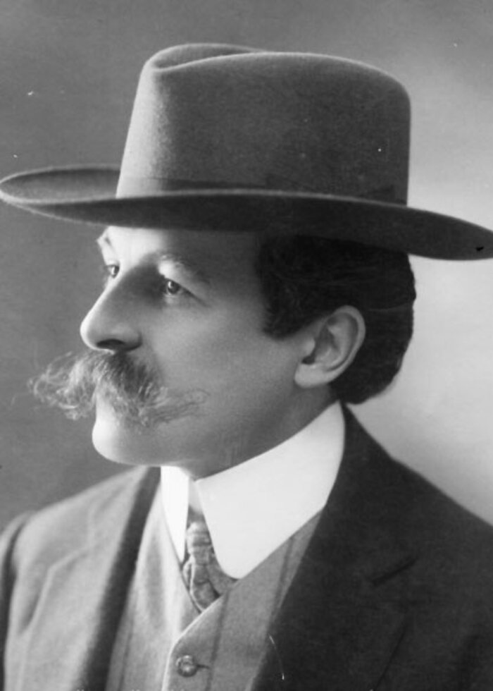 Portrait photographique de Maurice Leblanc de profil, coiffé d'un chapeau à large bord.